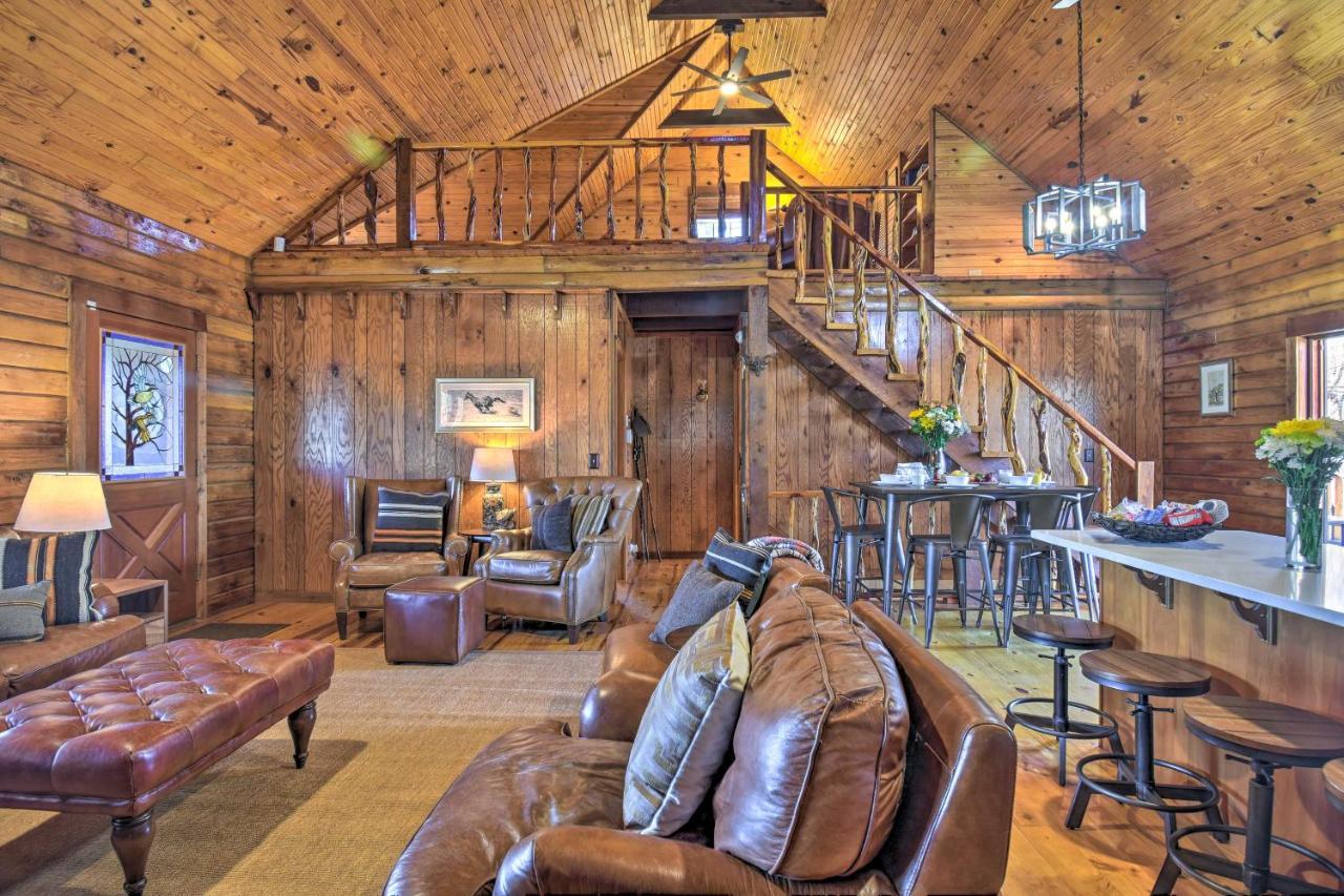 Luxury Pearcy Cabin With 5 Private Acres And Hot Tub! エクステリア 写真