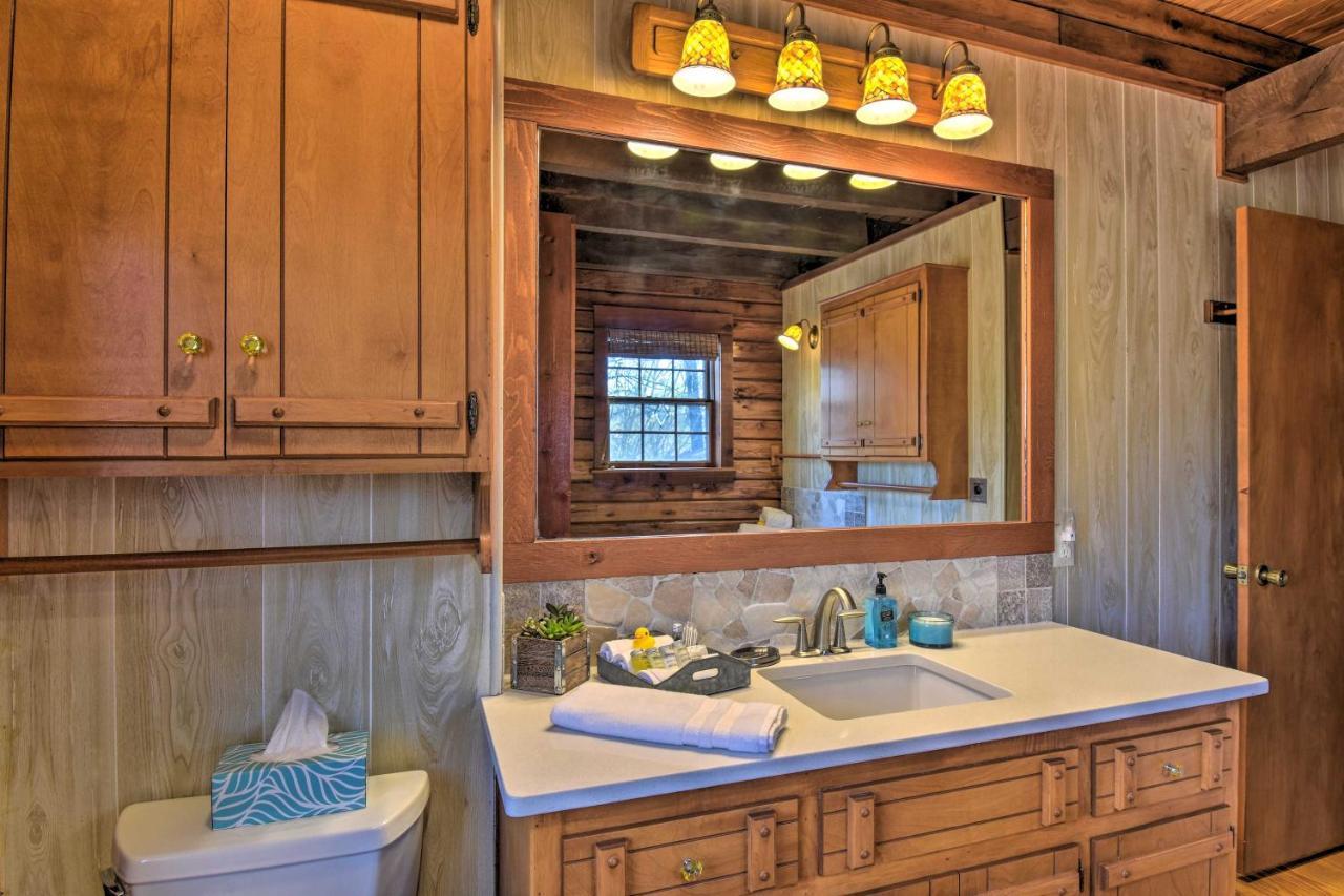 Luxury Pearcy Cabin With 5 Private Acres And Hot Tub! エクステリア 写真