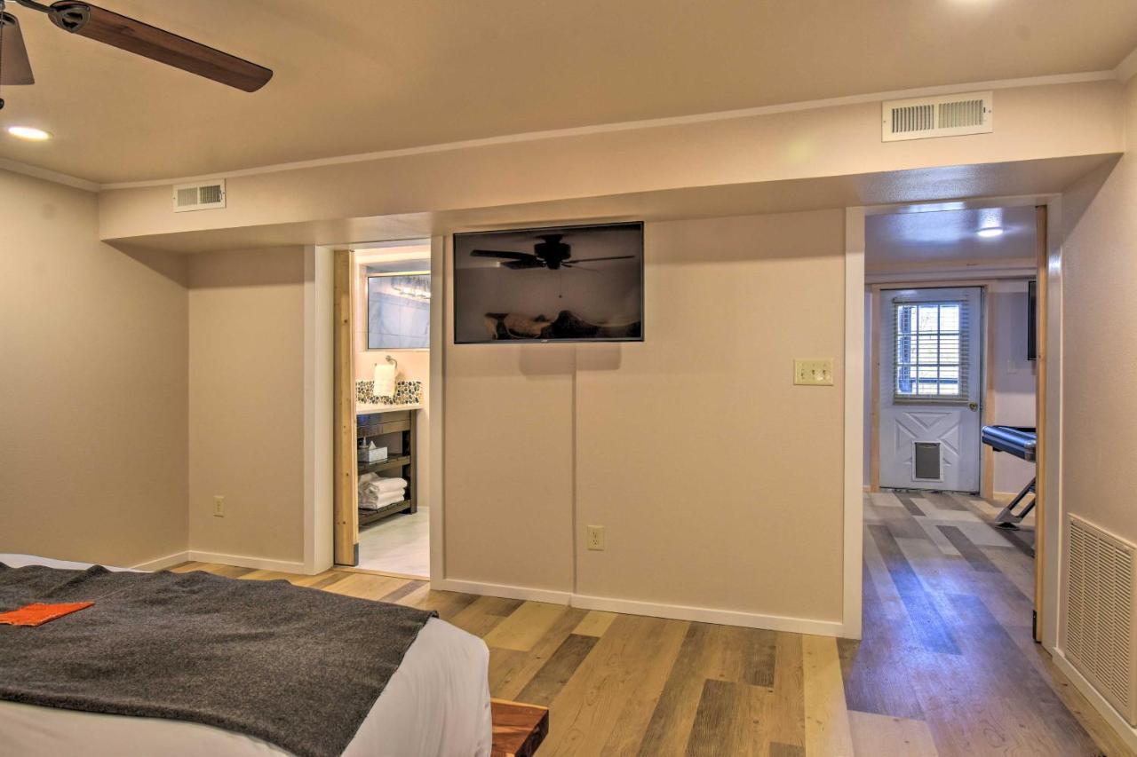 Luxury Pearcy Cabin With 5 Private Acres And Hot Tub! エクステリア 写真