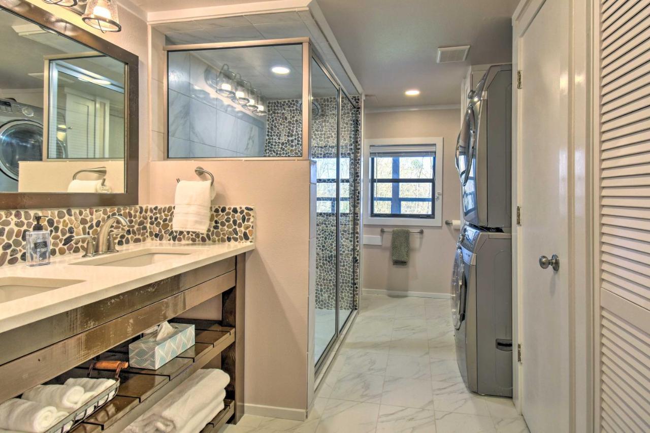 Luxury Pearcy Cabin With 5 Private Acres And Hot Tub! エクステリア 写真